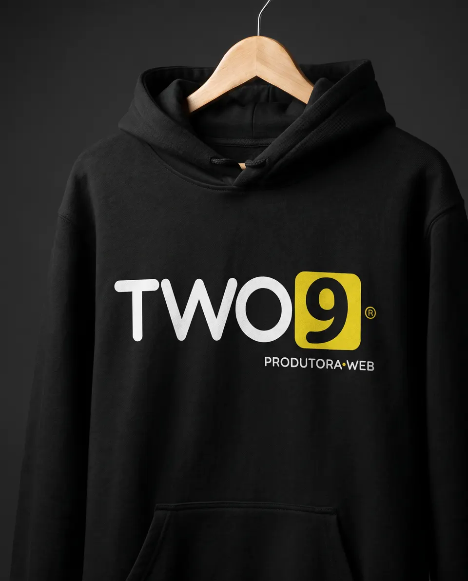 Moletom preto com o logo da Two9 no peito.